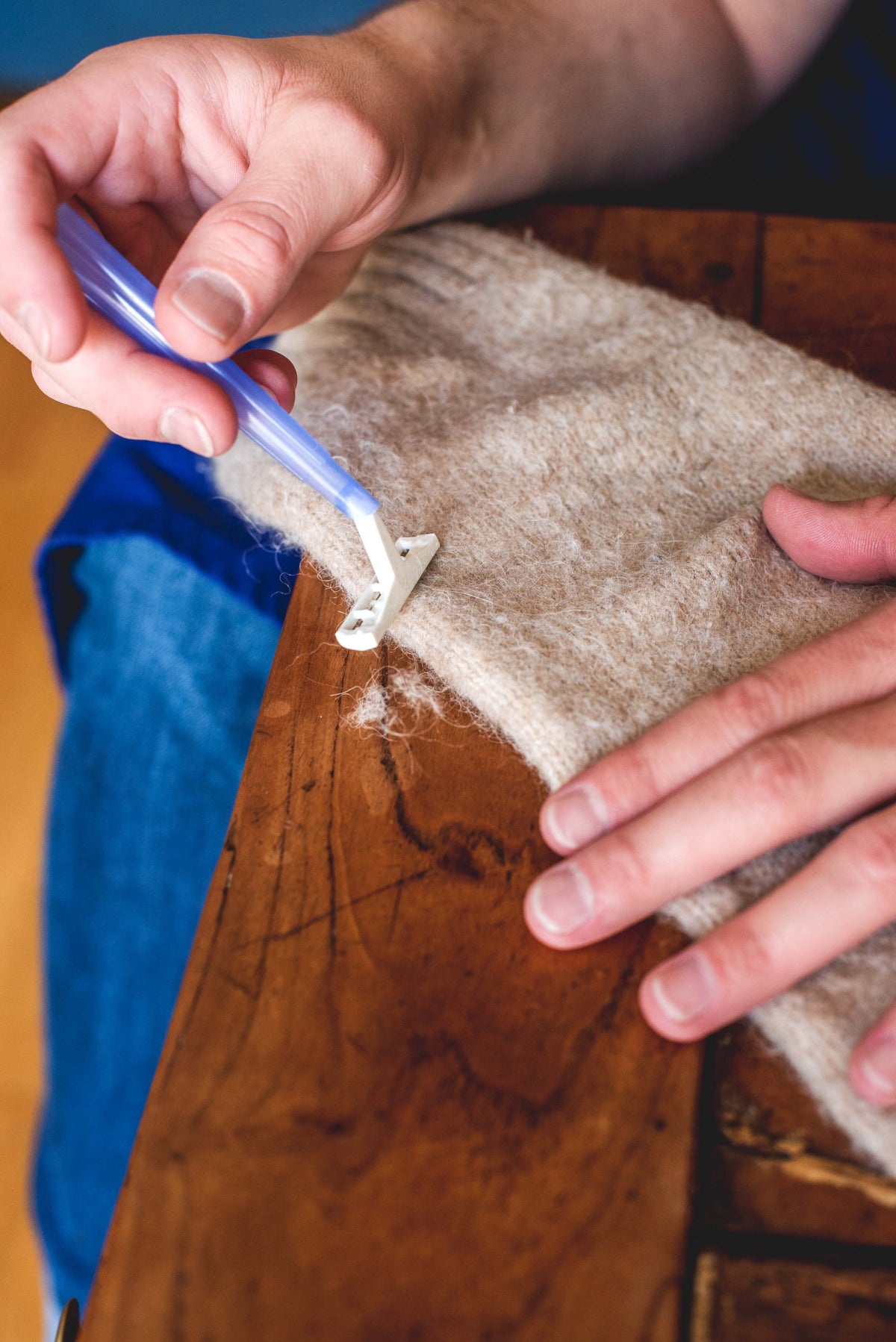 Enlever les bouloches d’un pull sans l’abîmer